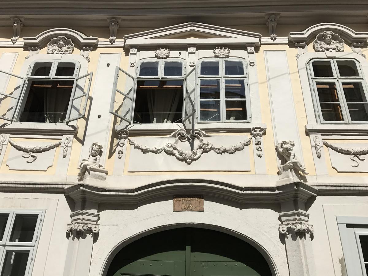 Boutique Hostel Zum Goldenen Kegel Вена Экстерьер фото